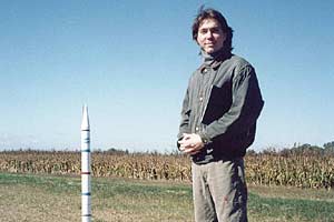 Enzo De Bernardini junto al segundo cohete :: Sur Astron�mico